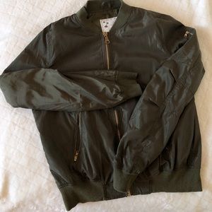 Green bomber jacket 🌲